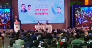 সাংবাদিকদের সঙ্গে শুভেচ্ছা বিনিময় করছেন তারেক রহমান